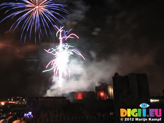 SX25032 Fireworks over Caerphilly castle